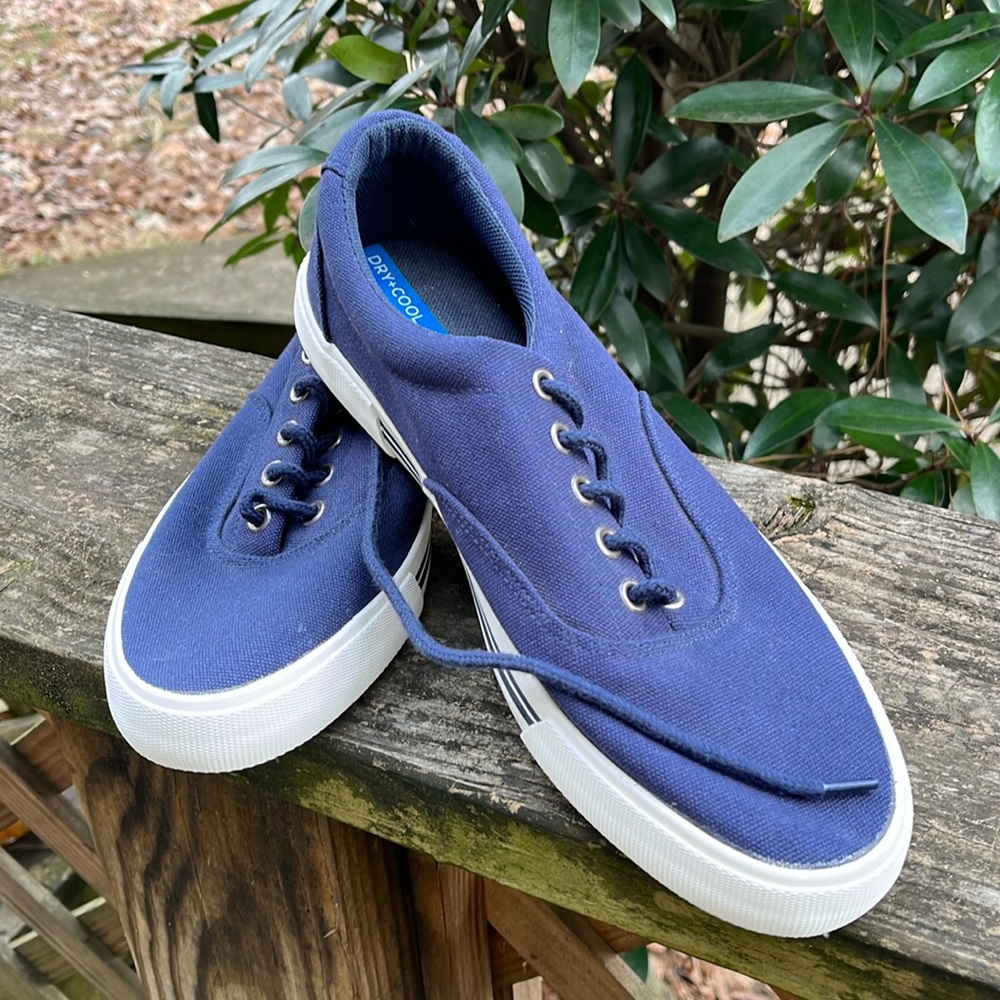St. John’s Bay Navy Blue Men’s Tennis Shoes size 8 - Like New!